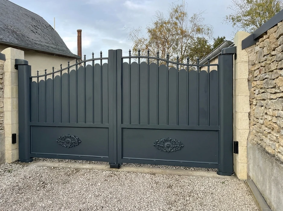 Portail double battant en aluminium laqué gris anthracite, style classique