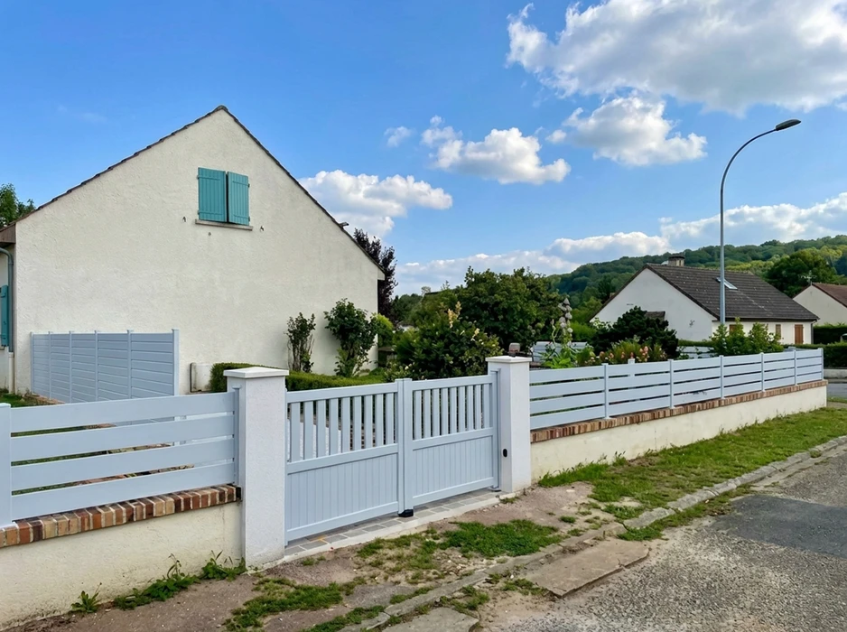 Maison individuelle pavillonnaire avec clôture en aluminium laqué blanc