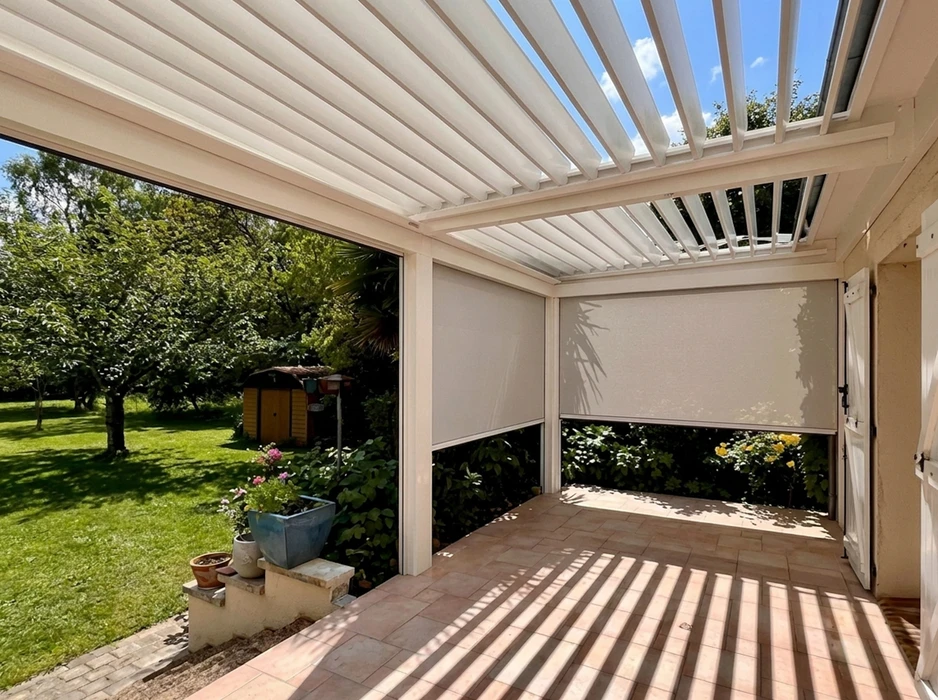 Terrasse couverte par une pergola bioclimatique à lames orientables en aluminium blanc