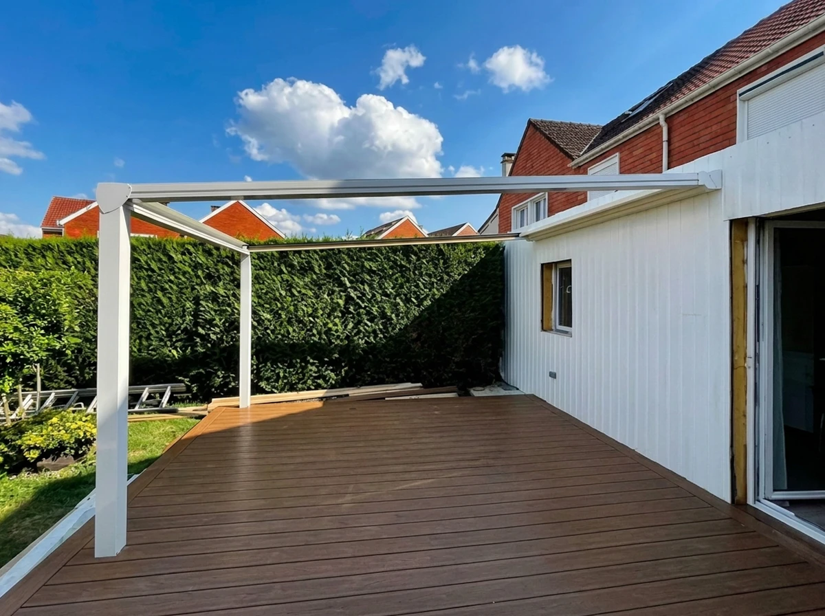 Façade de maison contemporaine avec portail coulissant et portillon en aluminium anthracite à lames horizontales