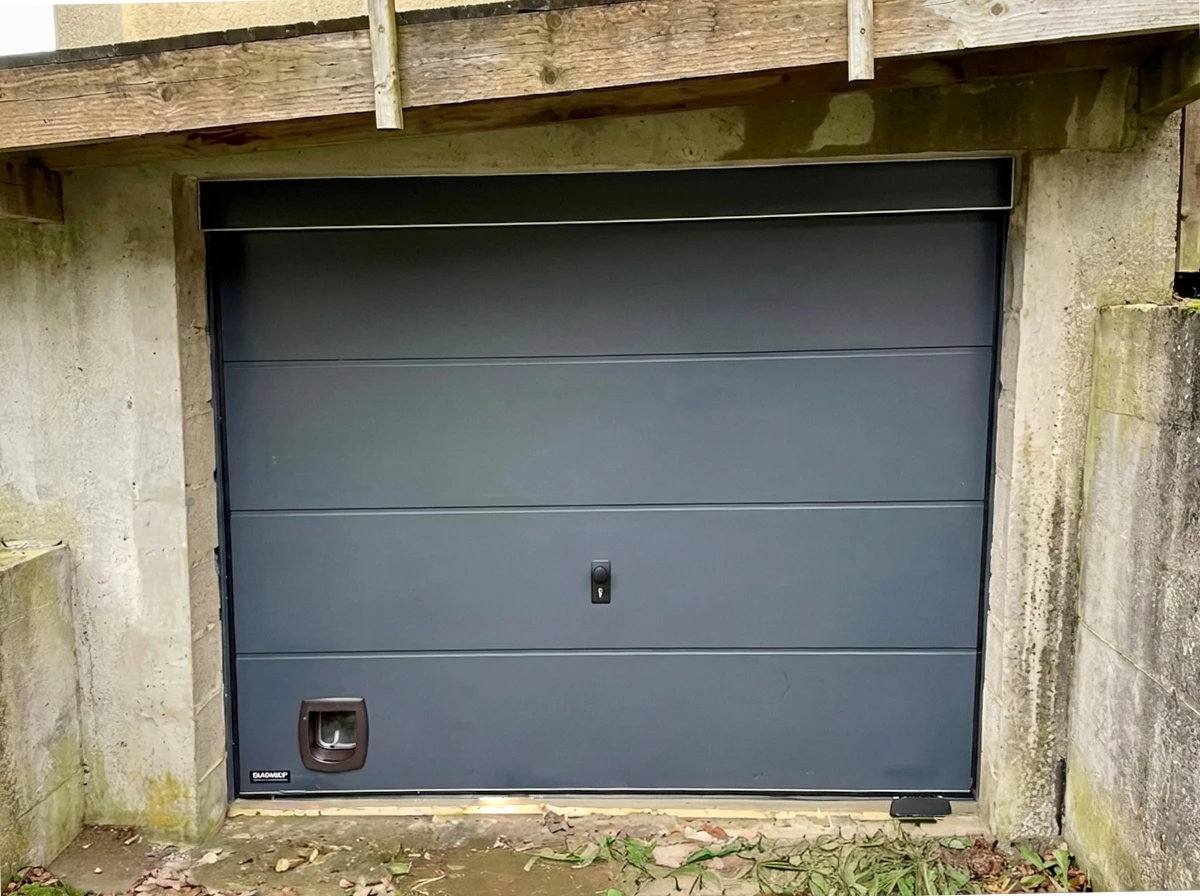 Entrée résidentielle moderne avec portail coulissant et portillon en lamelles métalliques anthracite