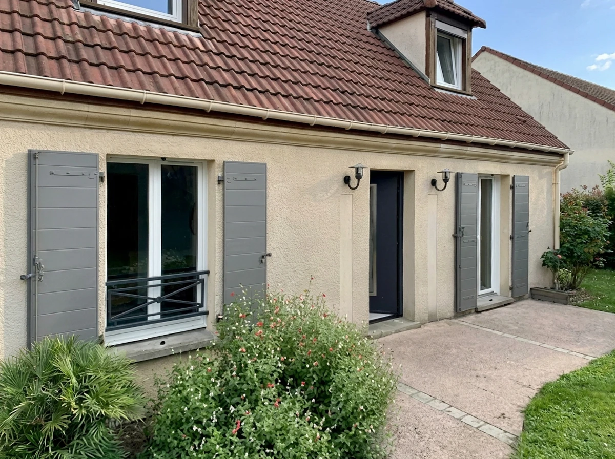 Pergola bioclimatique à lames orientables en aluminium laqué blanc, installée en appui sur façade
