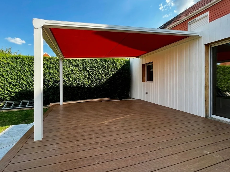 Intérieur moderne avec stores à lamelles verticales blanches filtrant la lumière naturelle