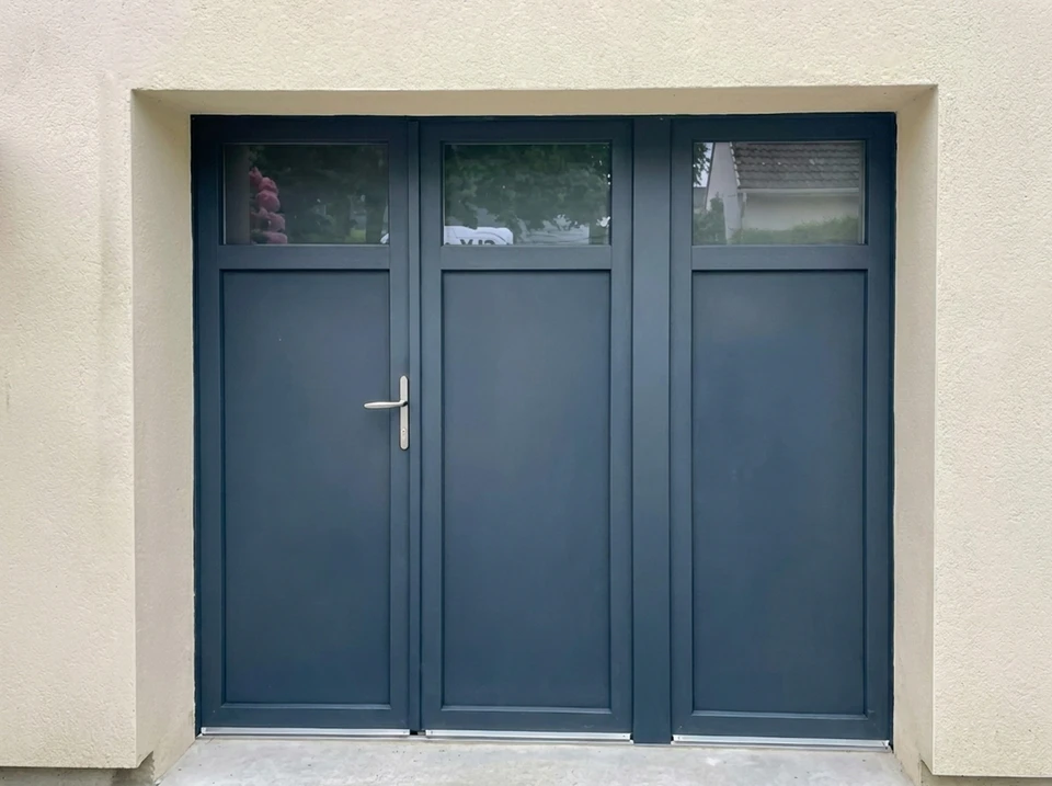 Clôture aluminium laquée blanc, style contemporain à lames horizontales espacées, montée sur muret en béton enduit avec chaperon en briques bicolores