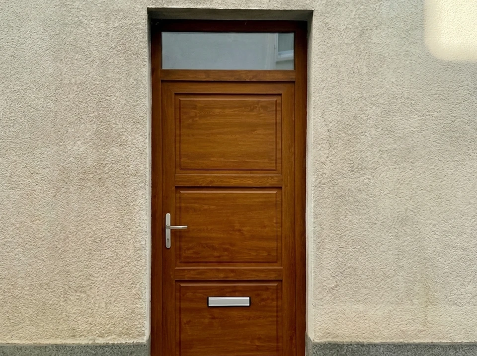 Portail aluminium anthracite avec portillon intégré, motifs floraux ajourés laser sur panneau latéral