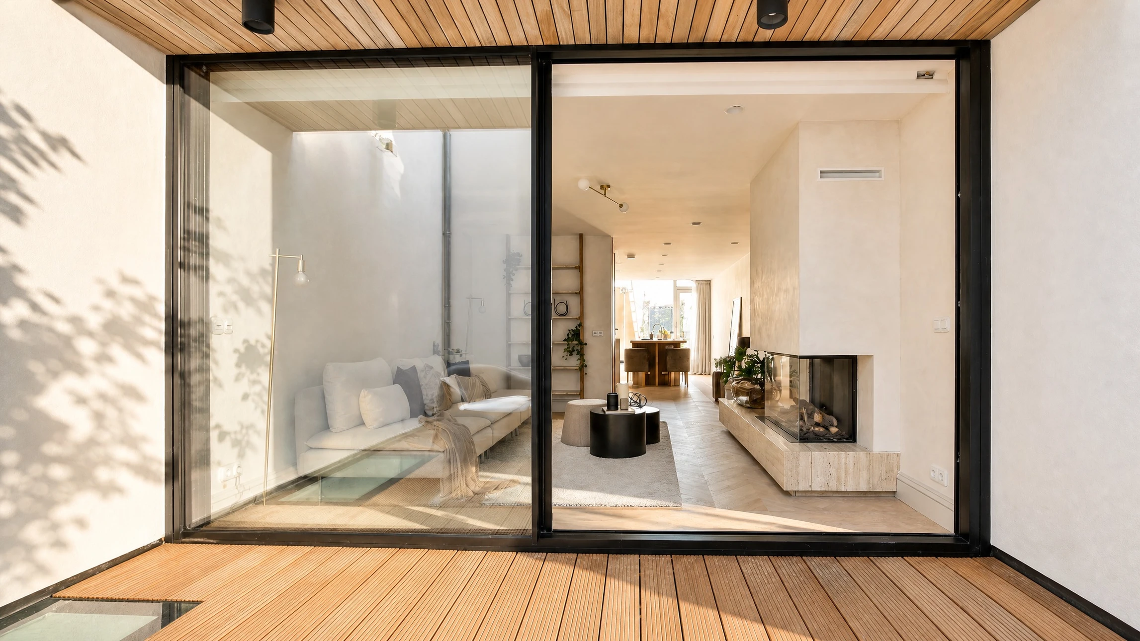 Terrasse moderne avec baie vitrée coulissante, chaise longue design et mobilier d'extérieur contemporain