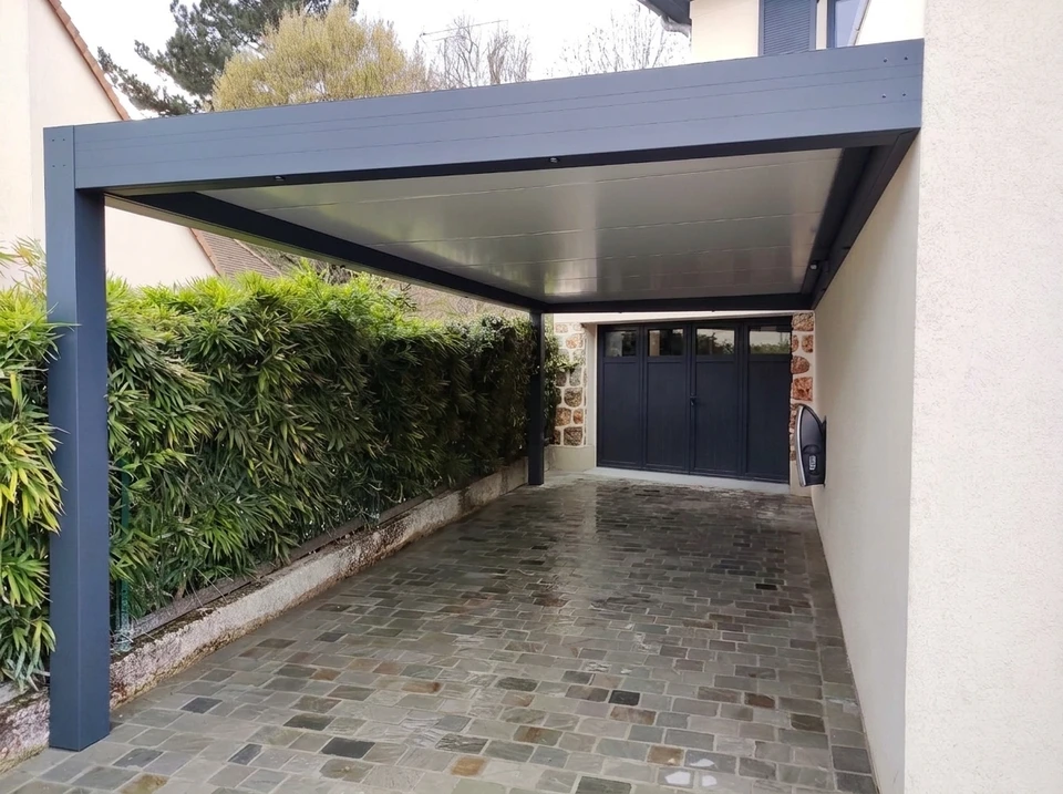 Terrasse extérieure moderne avec pergola bioclimatique à lames orientables en aluminium blanc