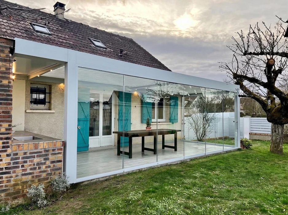 Pergola bioclimatique aluminium anthracite installée en terrasse attenante à une maison pavillonnaire