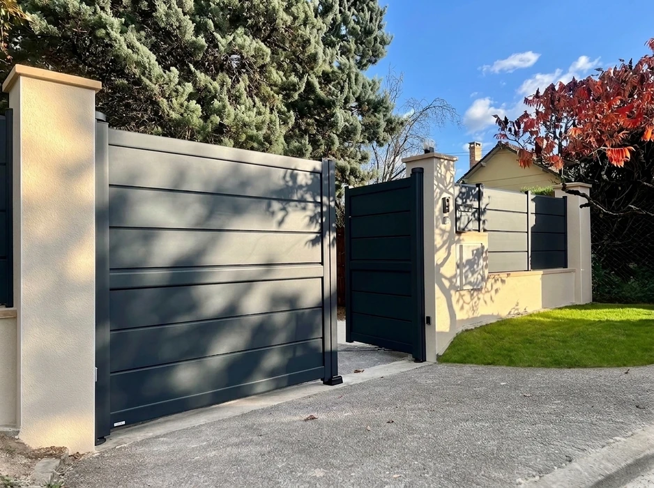 Maison individuelle pavillonnaire avec clôture en aluminium laqué blanc