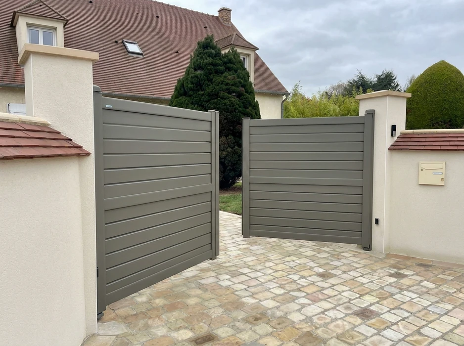 Maison individuelle pavillonnaire avec clôture en aluminium laqué blanc