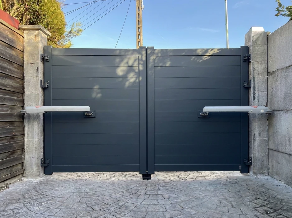 Maison individuelle pavillonnaire avec clôture en aluminium laqué blanc