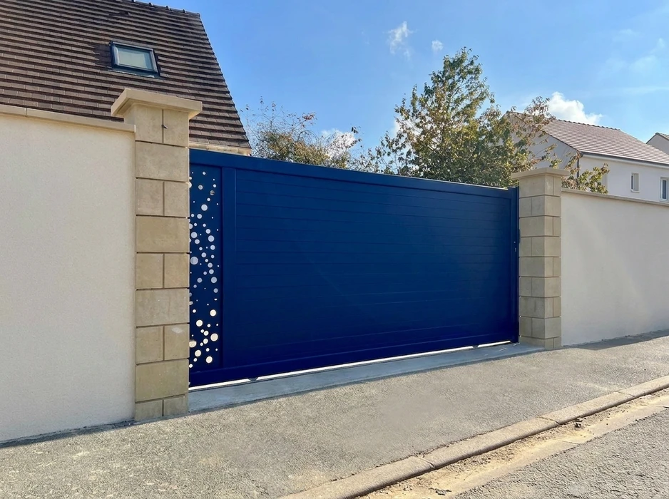 Maison individuelle pavillonnaire avec clôture en aluminium laqué blanc