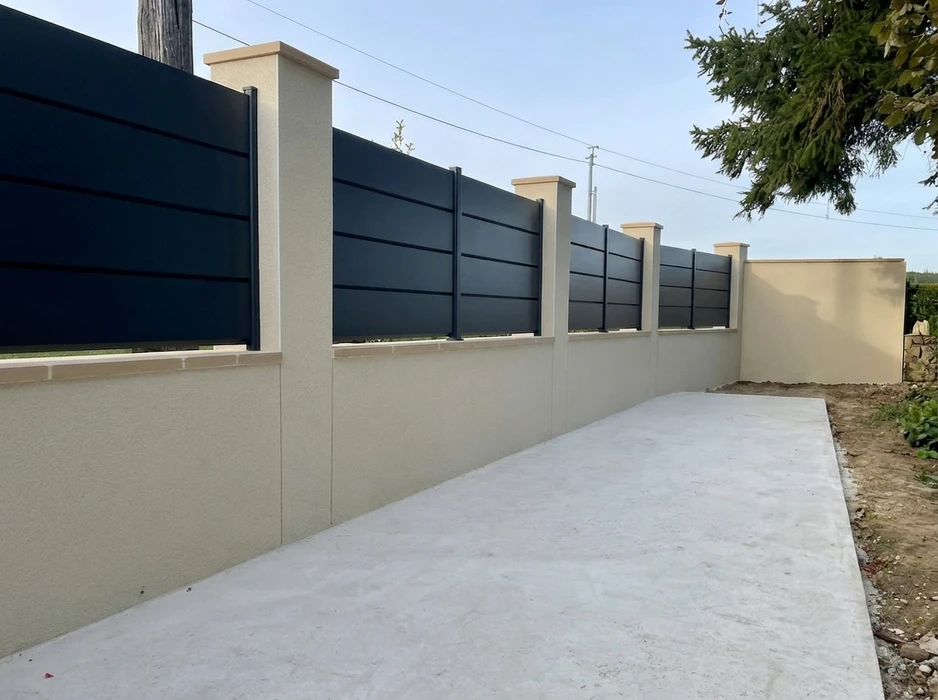 Maison individuelle pavillonnaire avec clôture en aluminium laqué blanc