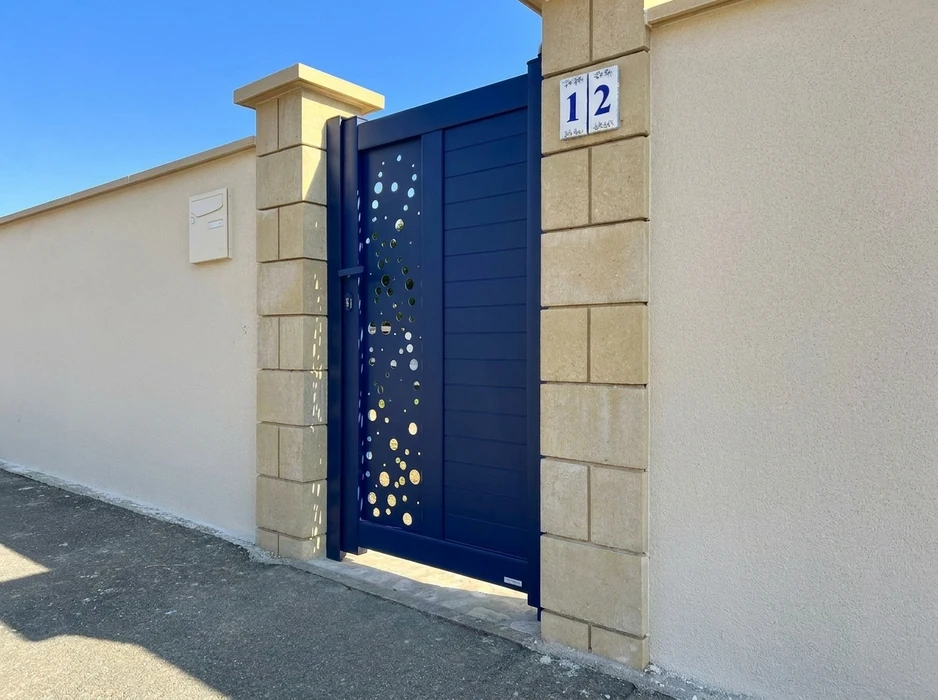 Maison individuelle pavillonnaire avec clôture en aluminium laqué blanc