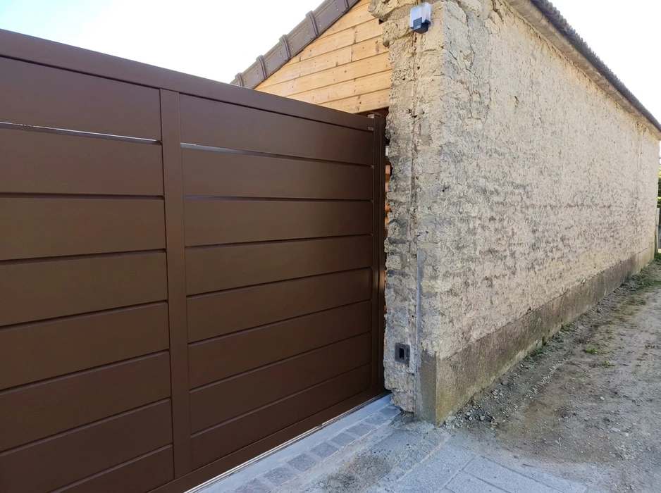 Maison individuelle pavillonnaire avec clôture en aluminium laqué blanc