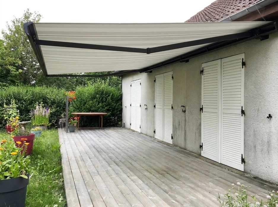 Terrasse couverte par une pergola bioclimatique à lames orientables en aluminium blanc