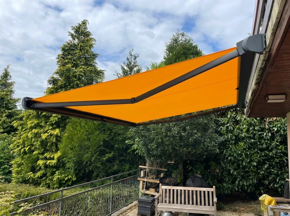 Terrasse couverte par une pergola bioclimatique à lames orientables en aluminium blanc