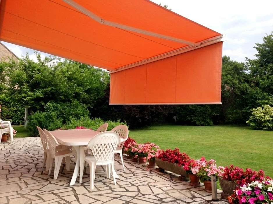 Terrasse couverte par une pergola bioclimatique à lames orientables en aluminium blanc
