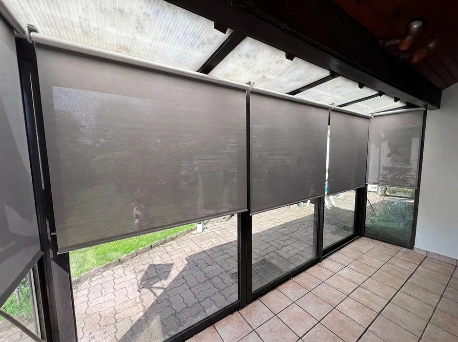 Terrasse couverte par une pergola bioclimatique à lames orientables en aluminium blanc