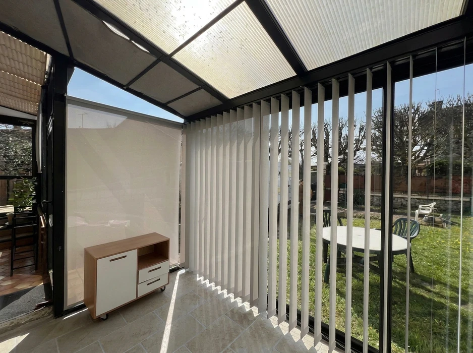Terrasse couverte par une pergola bioclimatique à lames orientables en aluminium blanc
