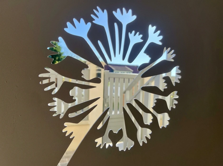 Terrasse couverte vue de l'intérieur, pergola bioclimatique à lames orientables en aluminium blanc, position ouverte laissant apparaître un ciel bleu nuageux