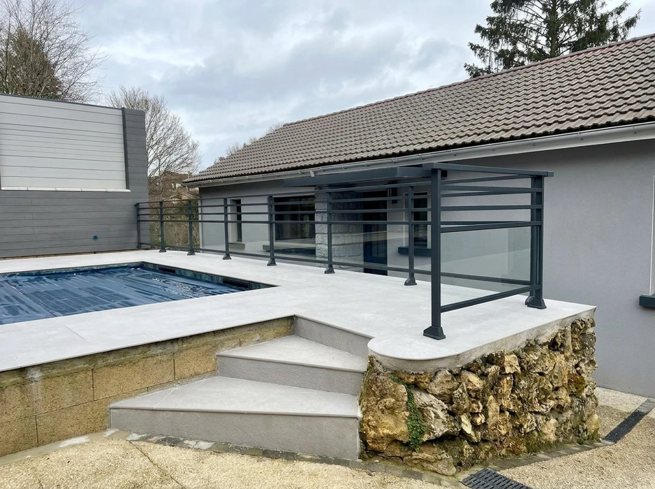 Terrasse couverte par une pergola bioclimatique à lames orientables en aluminium blanc